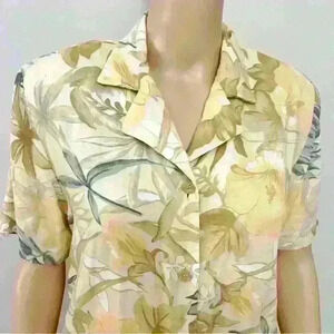 Vintage Tropical Pattern Hawaiian floral short sleeves button down blouse shirt.